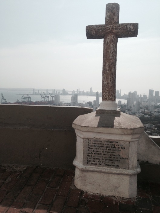Cruz no alto do  Convento de la Popa (Foto: Priscila Dal Poggetto)